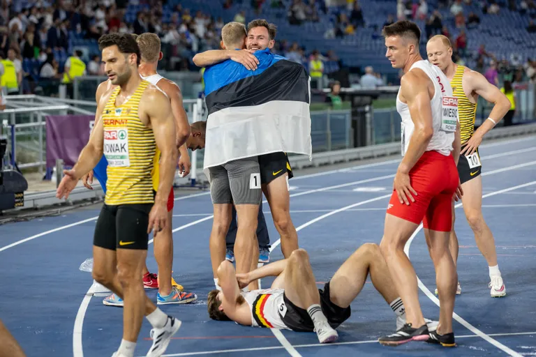 Kanged rivaalid Johannes Erm ja Niklas Kaul pärast finišit teineteist kallistamas.