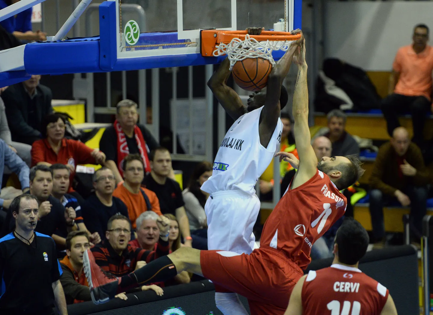 Szolnoki Olaj mängumees Justin Holiday on surunud palli korvi.