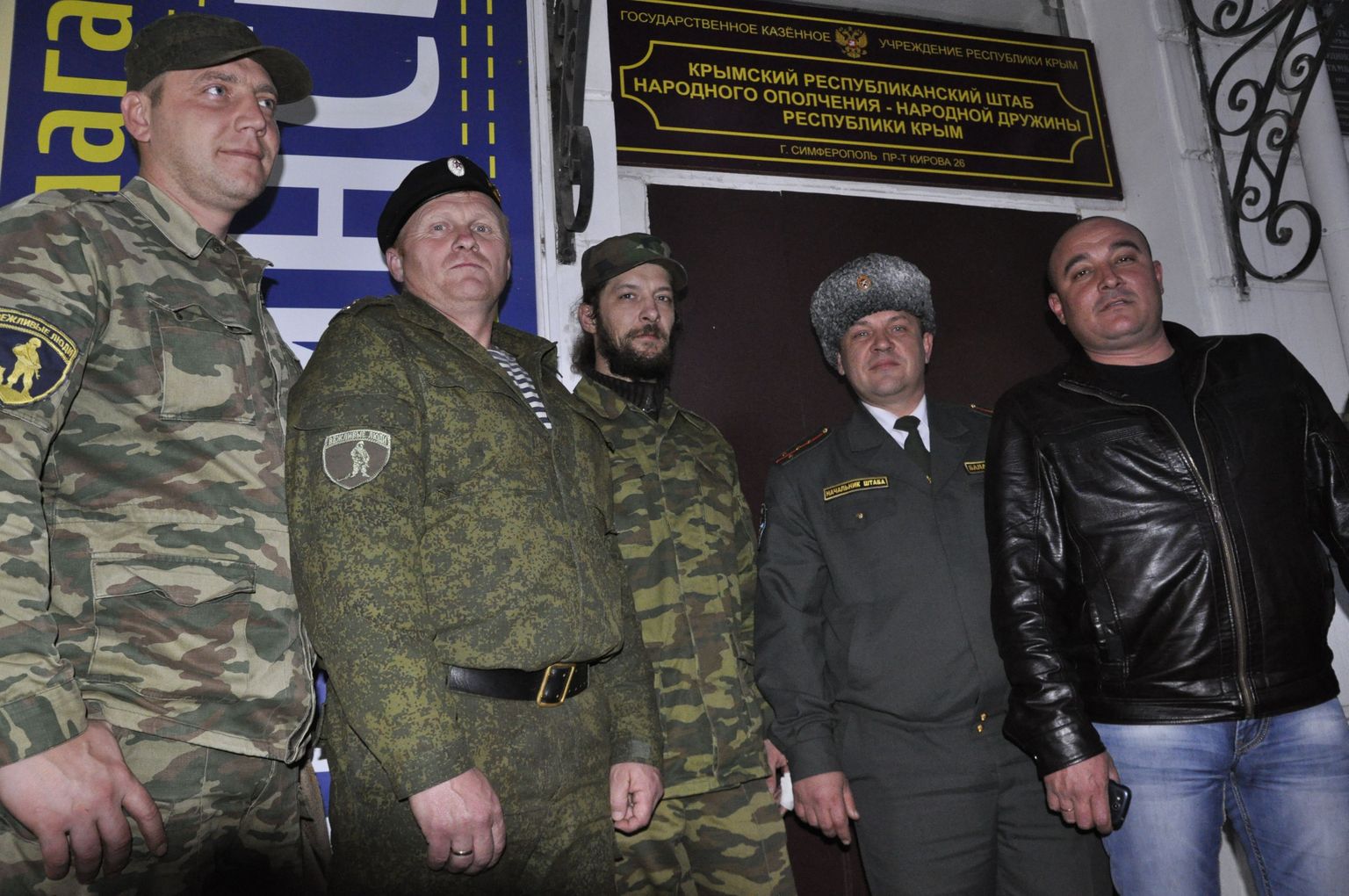 Ohvitserimundris ja papaahaga omakaitse staabiülem Mihhail Balandin (paremalt teine) koos valves olnud omakaitse liikmetega oma Simferopolis asuva staabi ees.