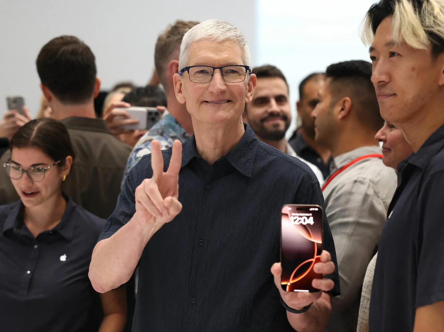 Apple'i tegevjuht Tim Cook näitab Apple'i peakorteris Californias iPhone'i perekonna uut mudelit. 