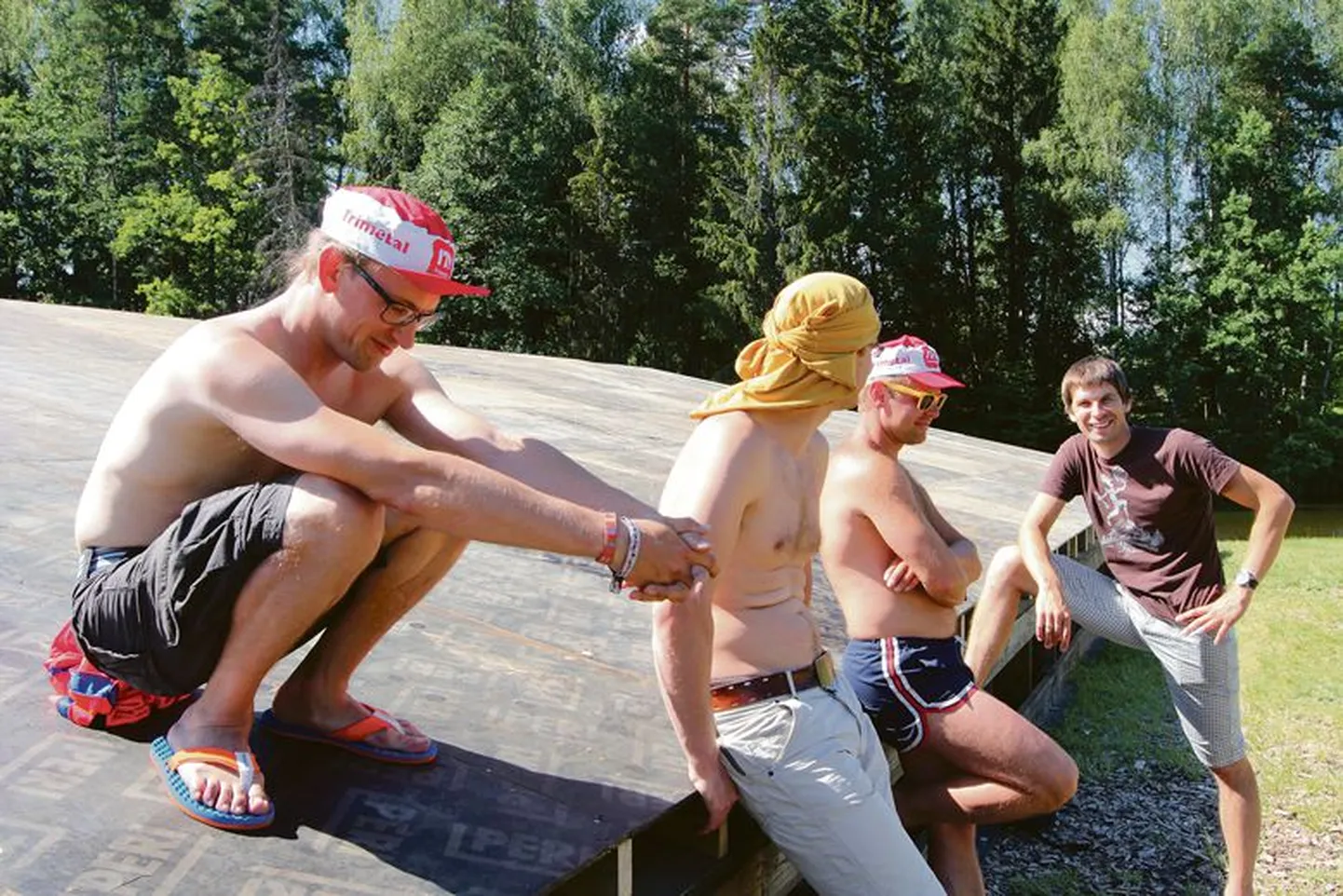 Loitsu-etenduse tuumik kogunes juba eelmisel nädalal Tõrvasse, et mõtteid koondada ning suurejoonelise suveshow viimaseid ettevalmistusi teha. Päikesepaistelisel pärastlõunal Veskijärvel lava katsetanud koreograaf Märt Agu (vasakult), Loitsu lavastaja Mart Koldits, tantsija Ivar ja Tõrva linnapea Maido Ruusmann ei tee ka sellel aastal hinnaalandust ja lubavad, et show tuleb varasemast veelgi meeldejäävam.
 Päikesepaistelisel teisipäeva pärastlõunal Veskijärvel lava katsetanud koreograaf Märt Agu (vasakult), Loitsu lavastaja Mart Koldits, tantsija Ivar ja Tõrva linnapea Maido Ruusmann ei tee ka sellel aastal hinnaalandust ja lubavad, et show tuleb varasemast veelgi meeldejäävam.