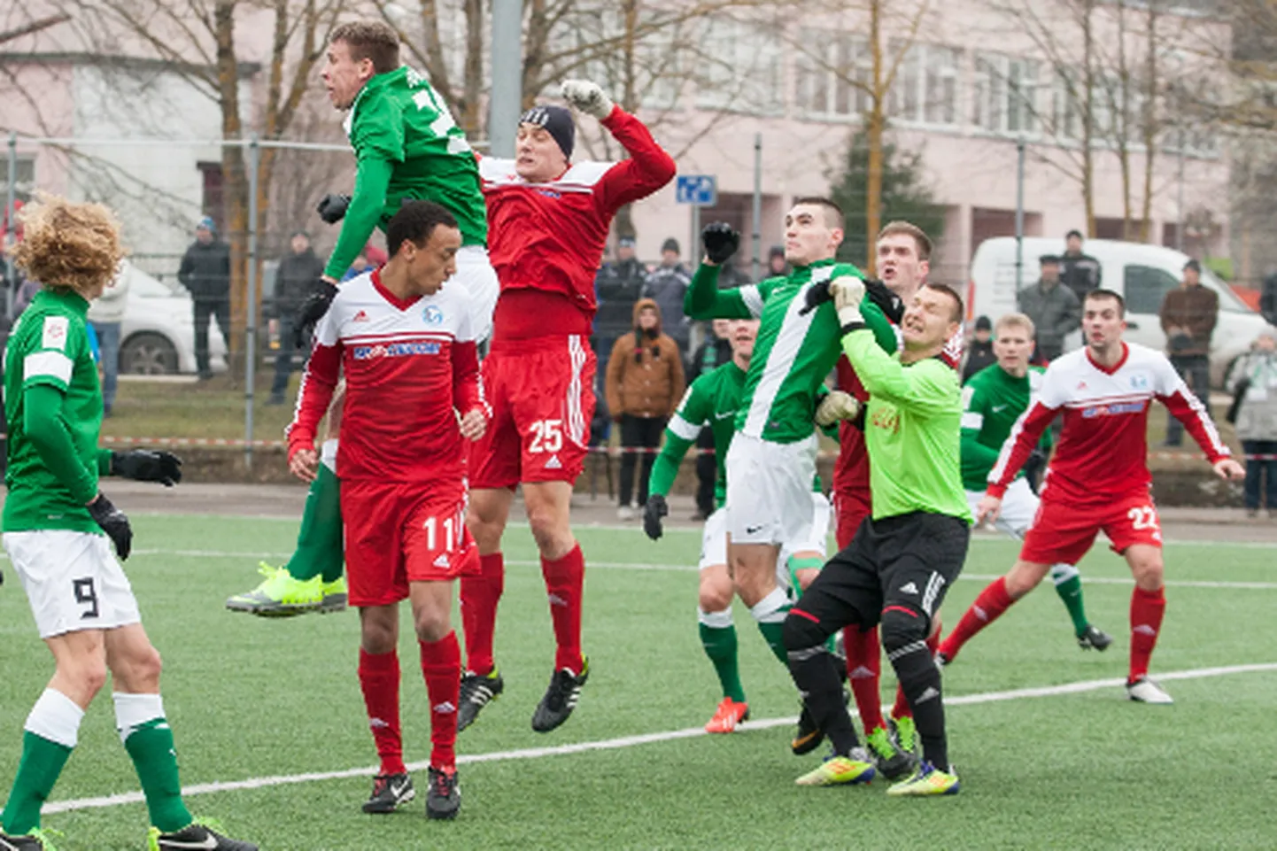 Oma esimeses meistriliiga mängus hakkas Jõhvi Lokomotiv sitkelt vastu paljukordsele Eesti meistrile Tallinna Florale. Pildil olevas nurgalöögi olukorras on teistest kõrgemale kerkinud tänavuseks hooajaks Floraga liitunud kogenud Eesti koondise keskkaitsja Taavi Rähn.