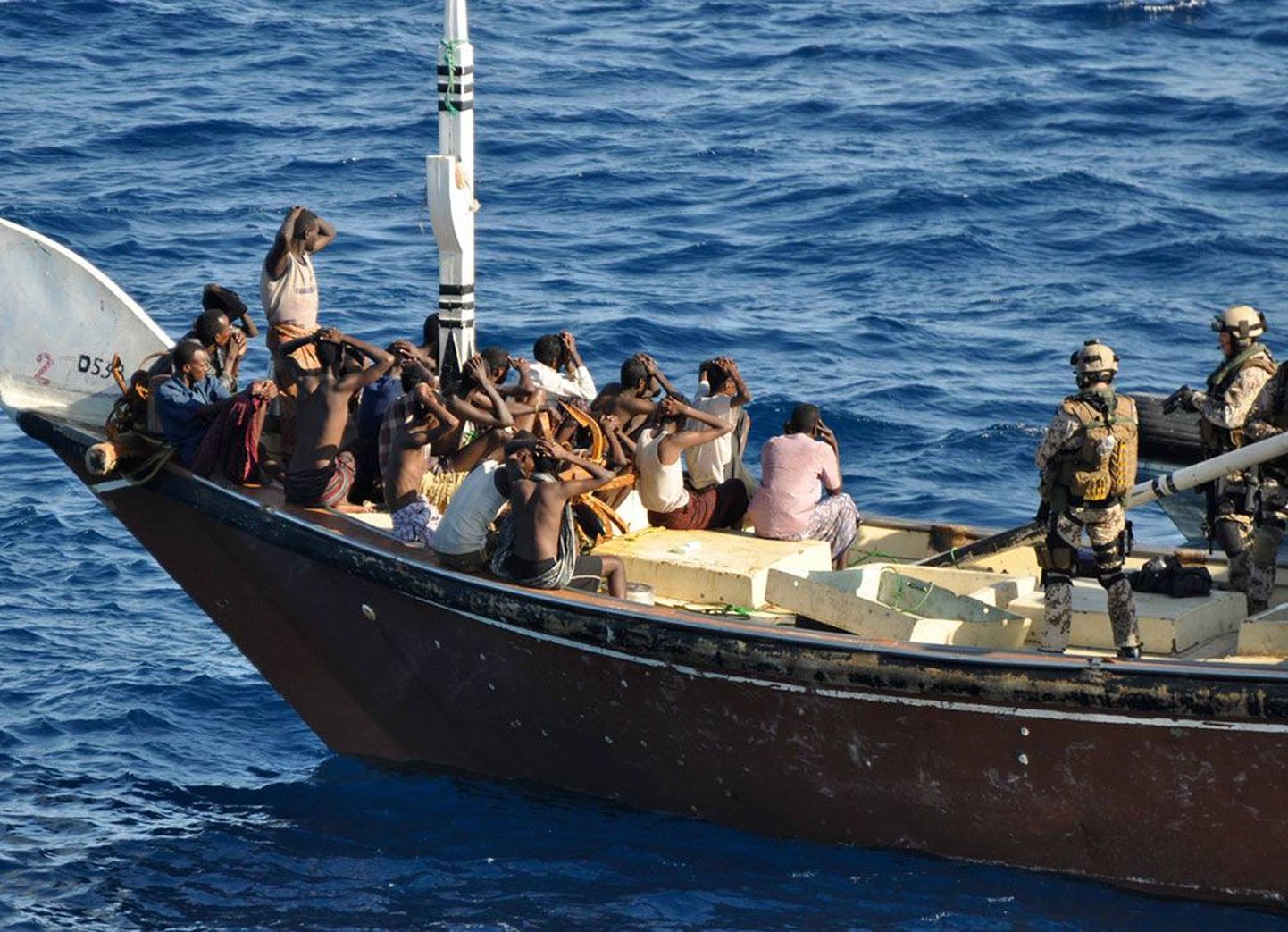 Tabatud Somaalia piraadid ja ELi mereväelased.