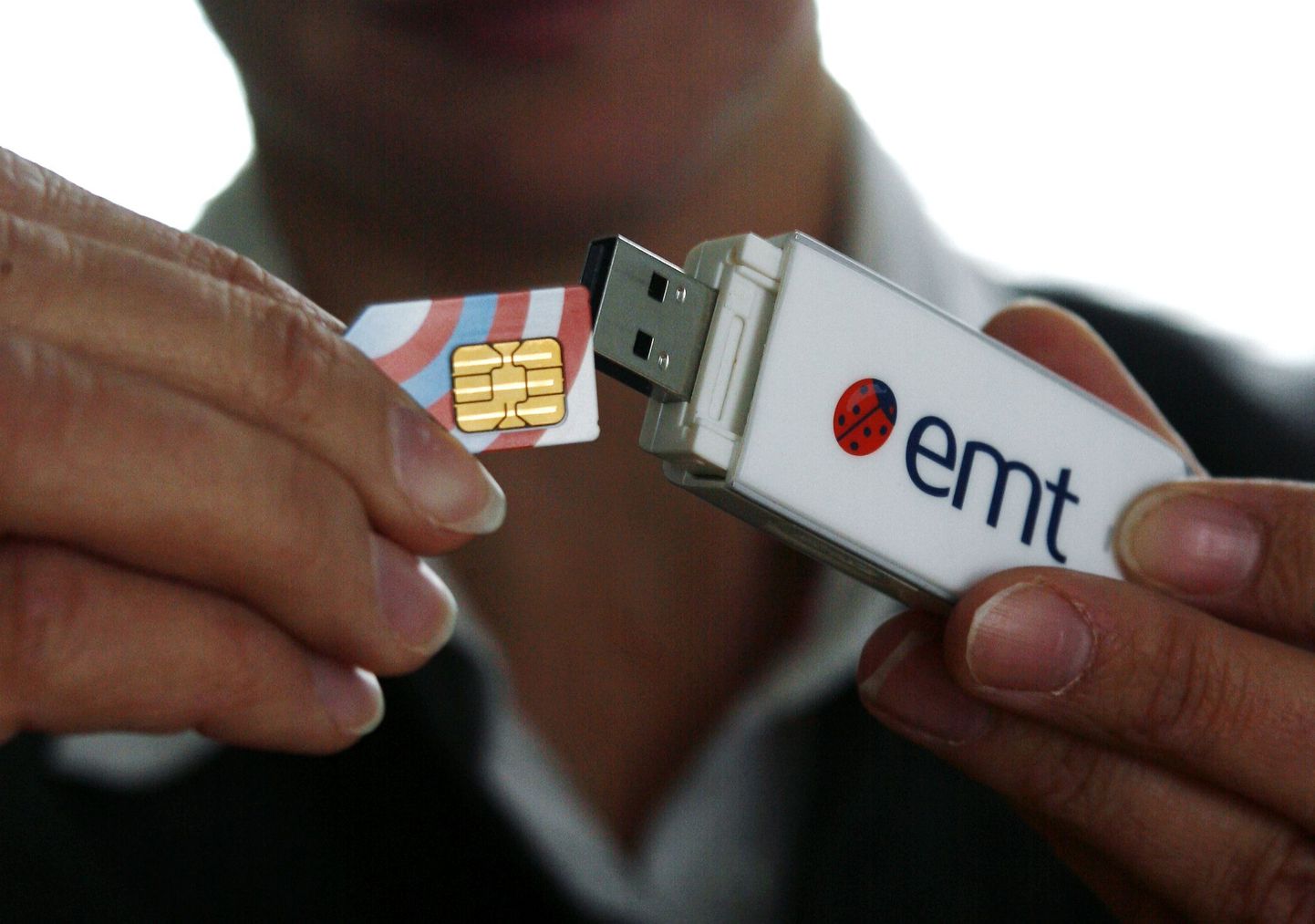 SIM-kaart ja netipulk mobiilse interneti kasutamiseks EMT võrgus.