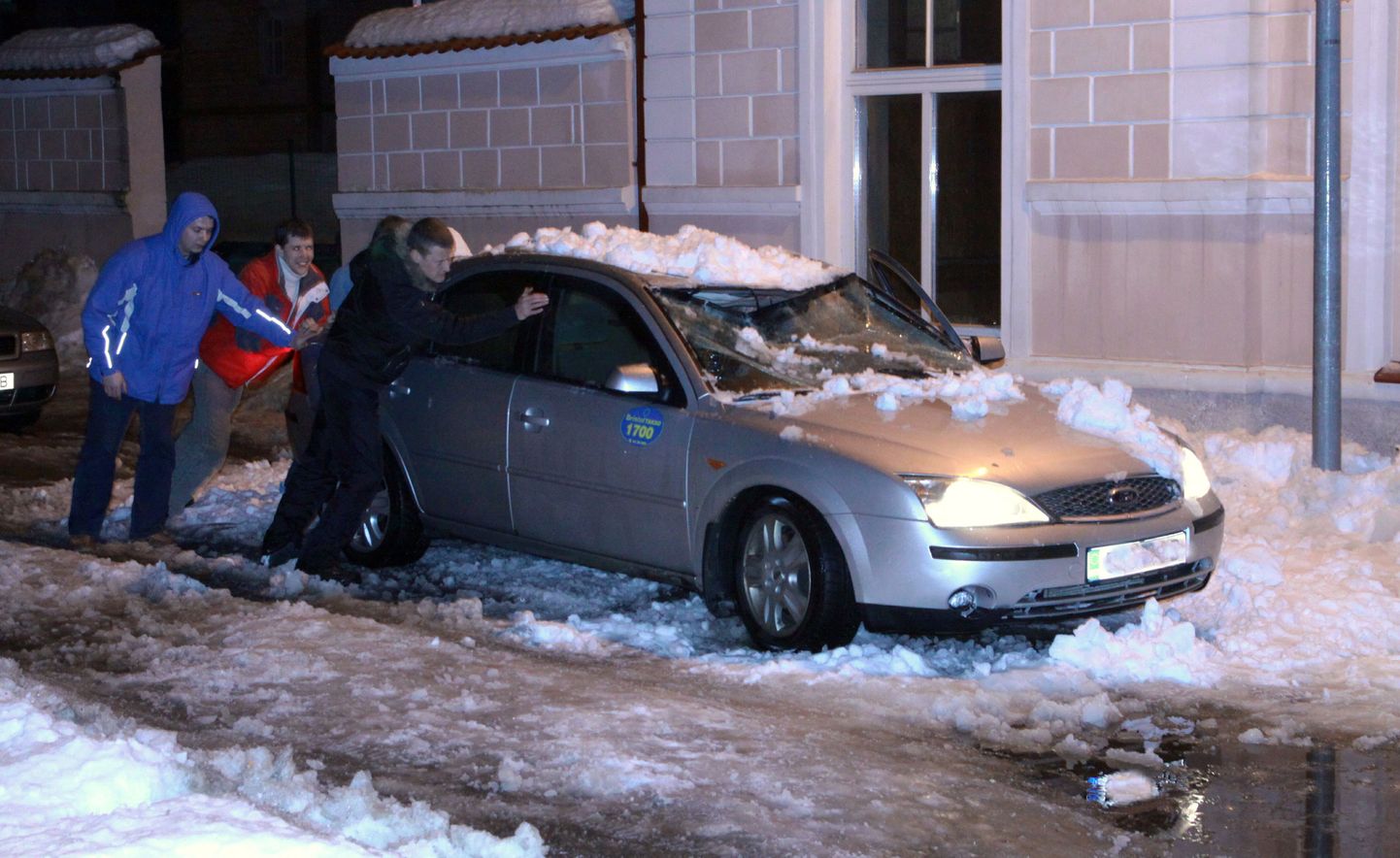 Pärnus Hommiku tänaval seisnud taksole kukkus kesköö paiku kõrval asuva maja katuselt peale lumehunnik, mis lõhkus auto esi- ja küljeklaasi ning lömastas katuse.