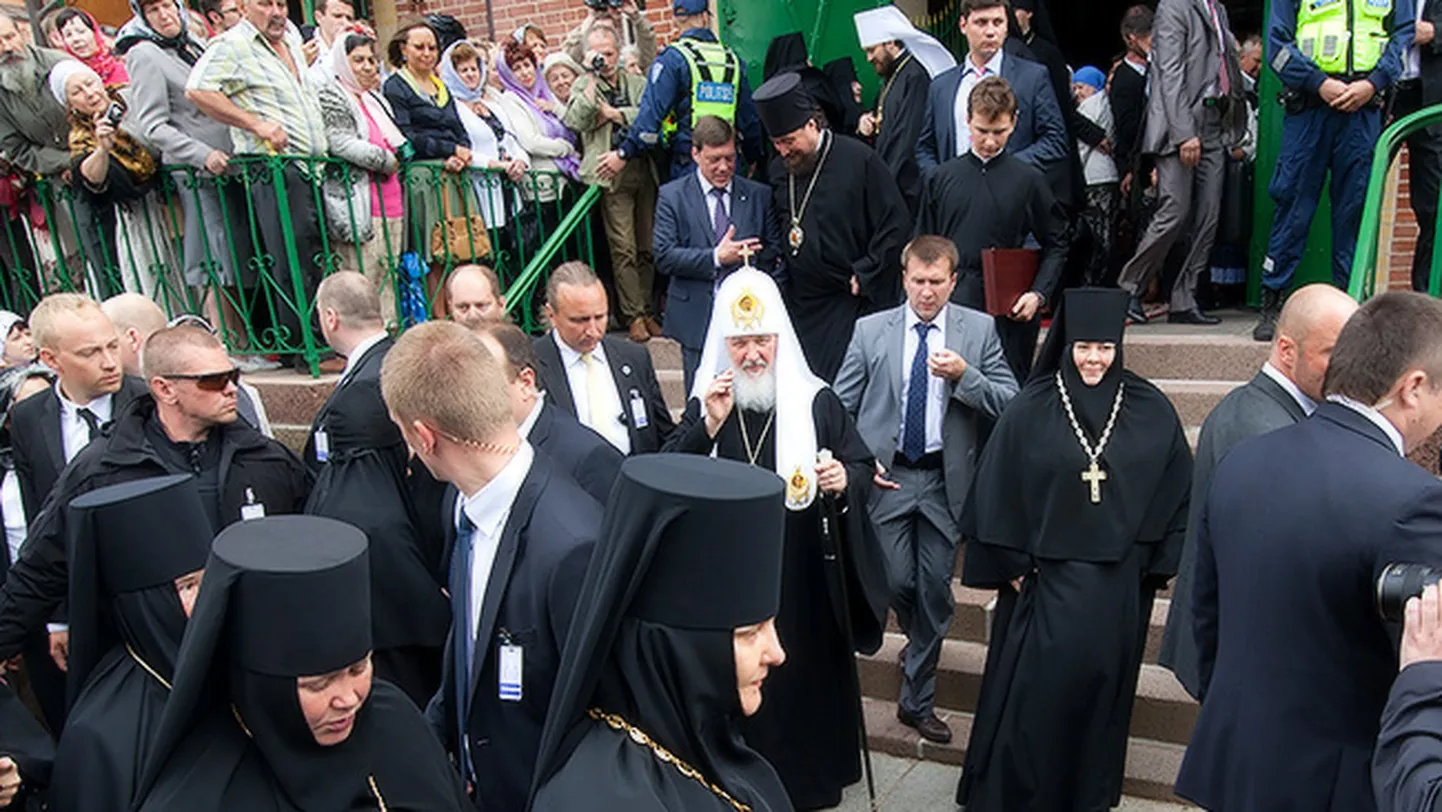 Патриарх Кирилл 14 и 15 июня 2013 года гостил в Пюхтицком монастыре. Выходя из Успенского собора, патриарх Кирилл благословлял всех стоявших на улице людей.