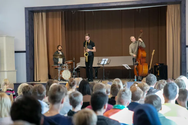 Rahvusvahelise muusikapäeva kontsert: Tobias Tammearu (saksofon), Kristjan-Robert Rebane (kontrabass), Martin Petermann (trummid).