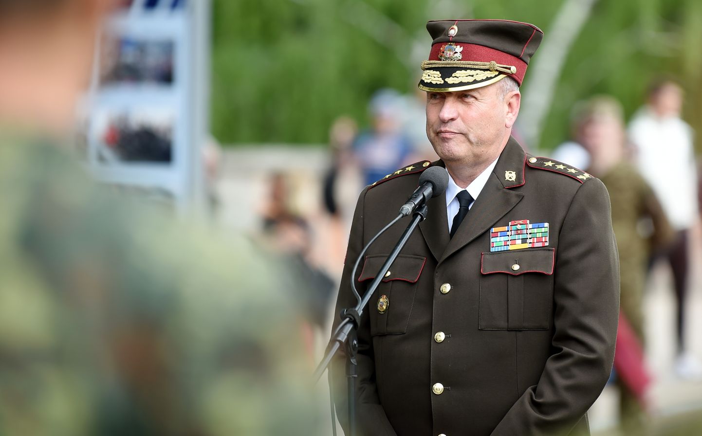 Nacionālo bruņoto spēku komandieris ģenerālleitnants Leonīds Kalniņš piedalās NATO paplašinātās klātbūtnes kaujas grupas Latvijā 5. gadadienai veltītās foto izstādes "NATO paplašinātās klātbūtnes kaujas grupa Latvijā - 5 gadi" atklāšanas pasākumā pie Brīvības pieminekļa.