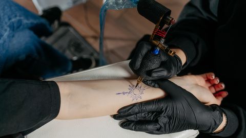 Новый закон запрещает несовершеннолетним делать татуировки и посещать солярии