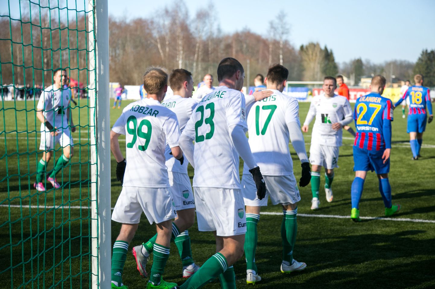 FC Levadia mängijad (valges).