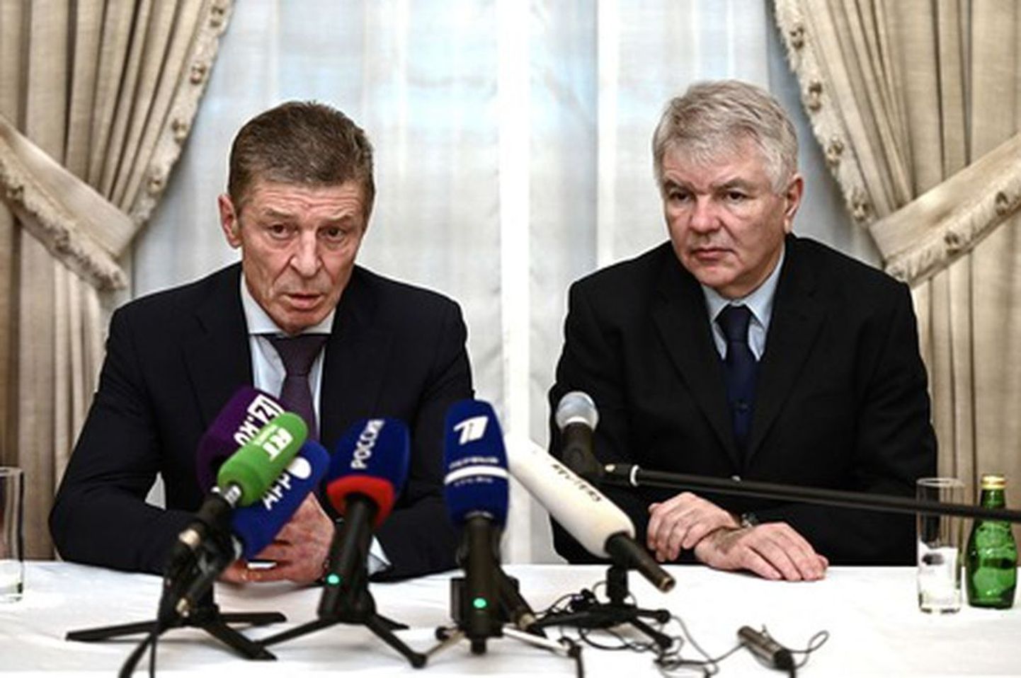 Venemaa esindaja Normandia kõnelustel, asepeaminister Dmitri Kozak (vasakul) ja Venemaa suursaadik Pariisis Aleksei Meškov.