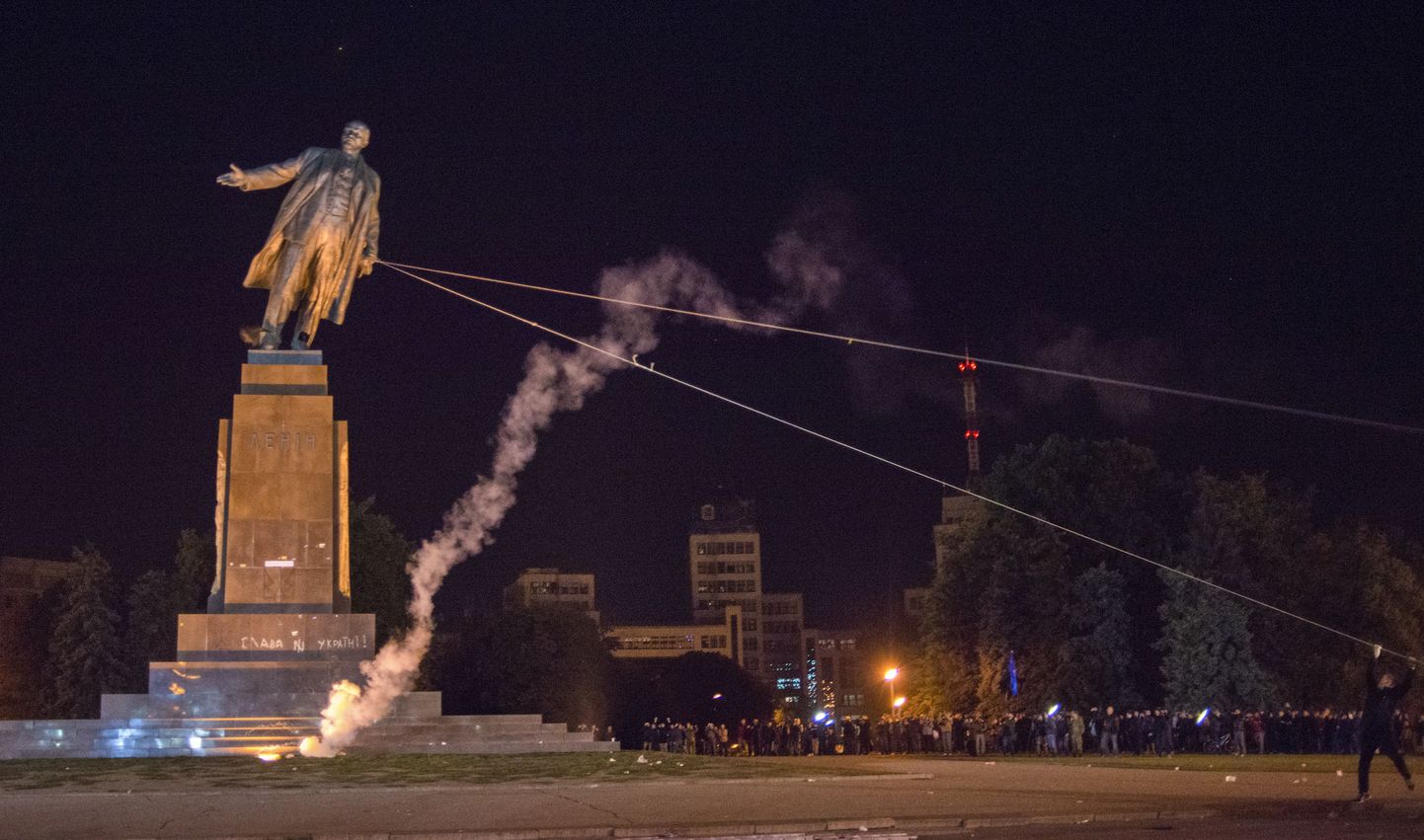 Активисты демонтируют памятник Ленину в Харькове.
