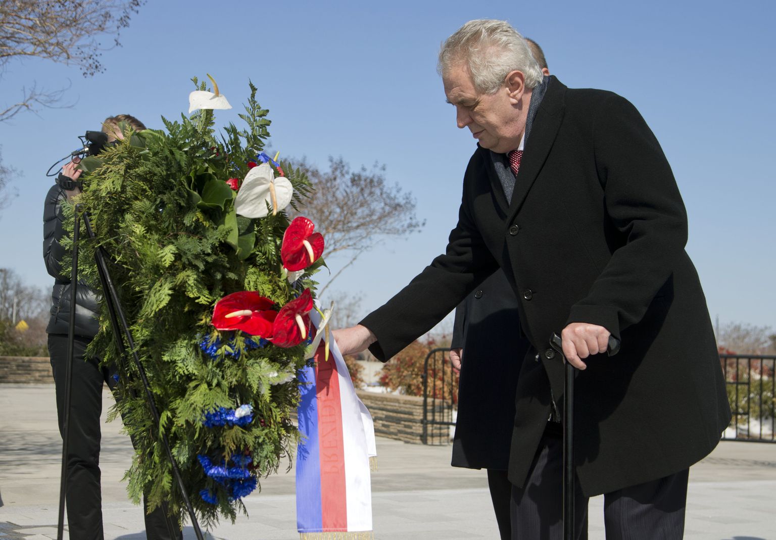 Tšehhi president Miloš Zeman asetas 2. märtsil pärja USA kaitseministeeriumile 11. septembril 2001. aastal korraldatud terrorirünnaku ohvrite mälestuseks.