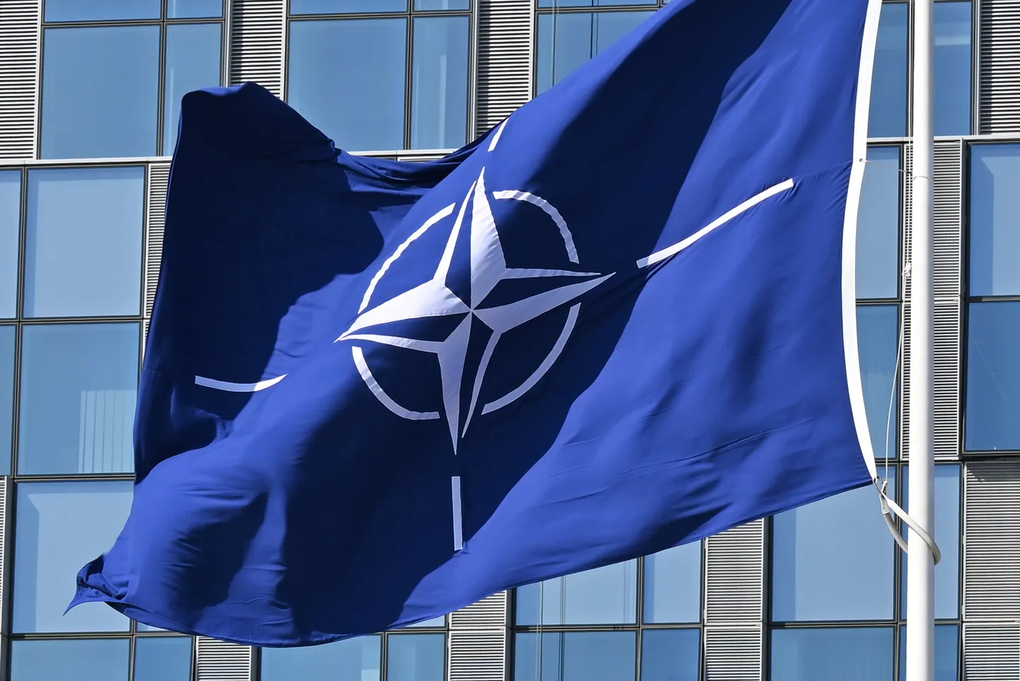 NATO lipp alliansi peakorteri ees Brüsselis. 3. aprill 2025.