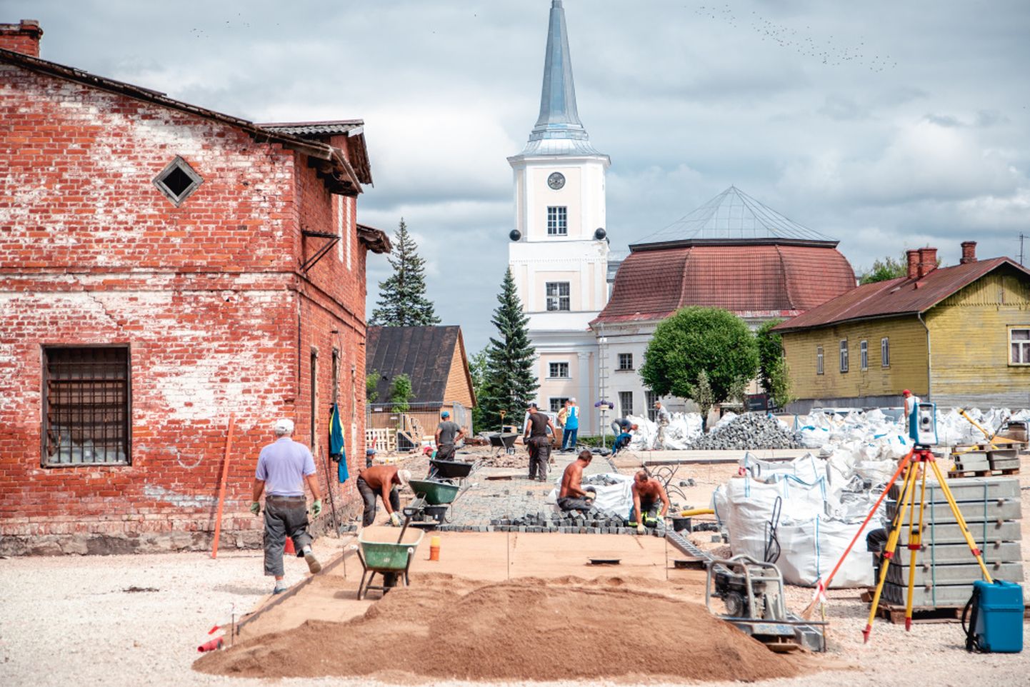 A non-motorized traffic route was constructed from Jaani Church in Valga to Lugaži Church in Valka in 2018. The path is not quite straight. The section in Valga was completed first. A visually disturbing half-demolished building at 19 Kesk Street cannot be demolished because it is in a heritage conservation area. The building belongs to the city. According to Urmas Möldre from Valga town government, the building cannot be renovated as it lacks a foundation. "We have announced a building rights competition to find an owner who would do something with the building," Möldre said. The building at 15 Kesk Street, (on the right) belongs to a private individual who can renovate it if desired. Photo: Glänel Tirrand