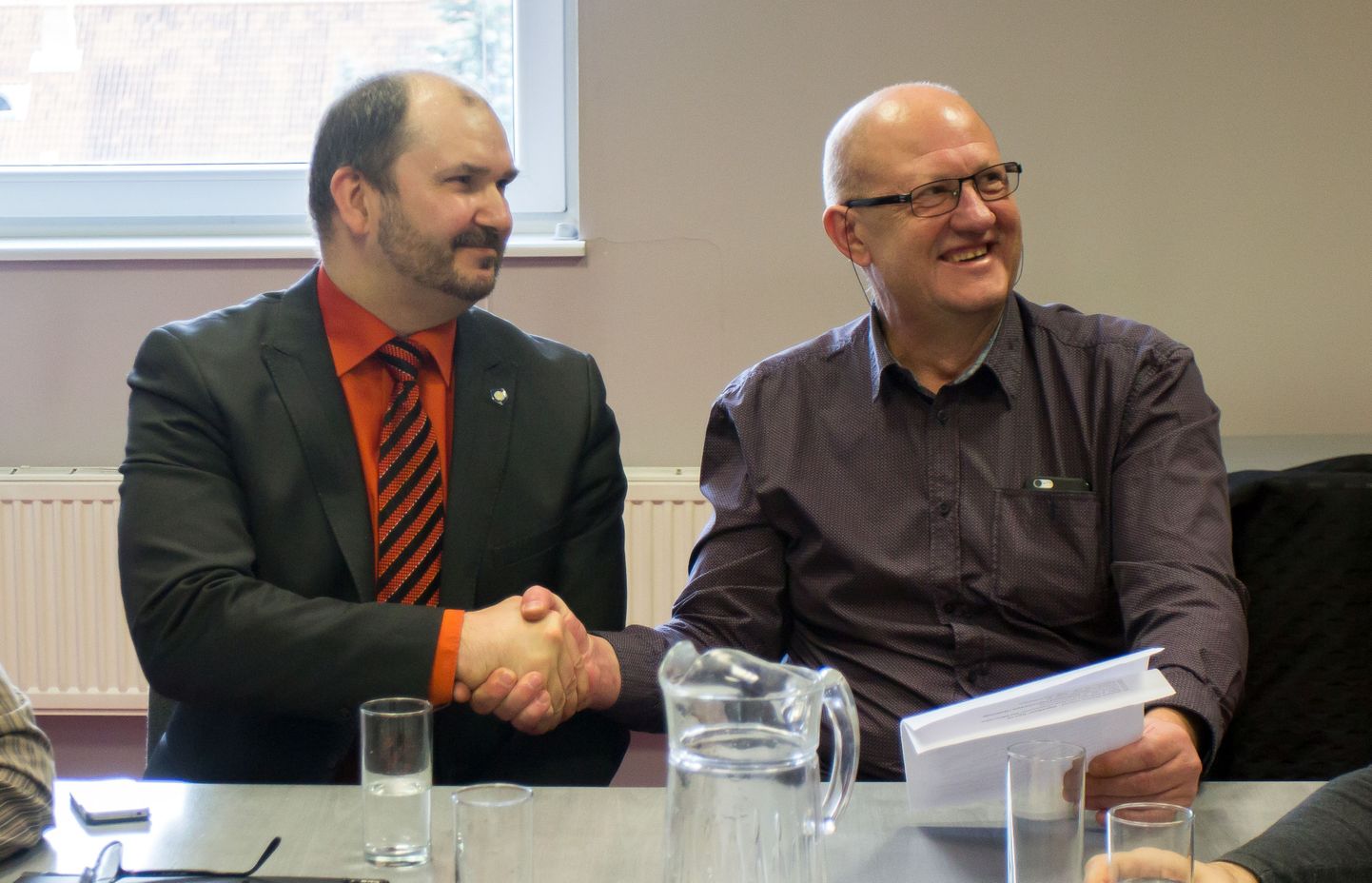 Viljandi linnapea Ando Kiviberg ja linnavalitsuse liige Tauno Tuula koalitsiooniläbirääkimistel 2015. aasta kevadel.