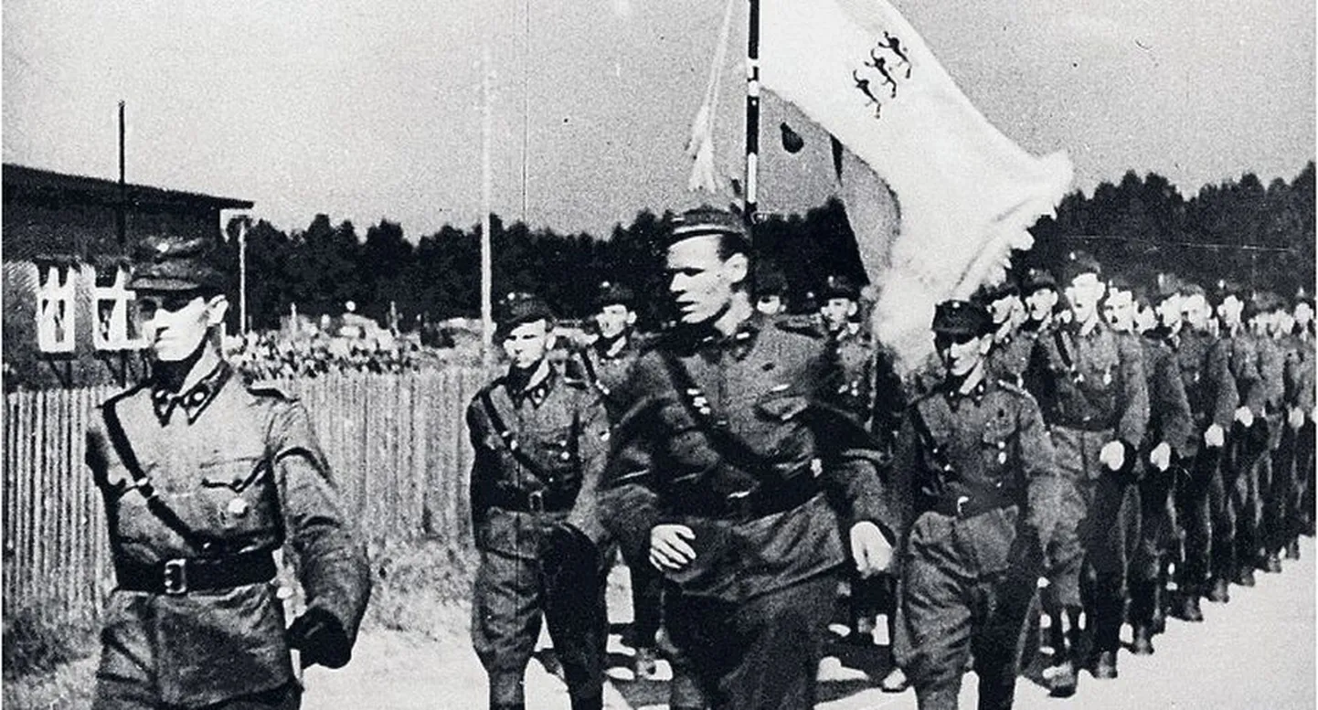 Aasta 1944: Soomest saabunud eestlaste rügemendi JR 200 liikmed ehk soomepoisid teel rivistusele.