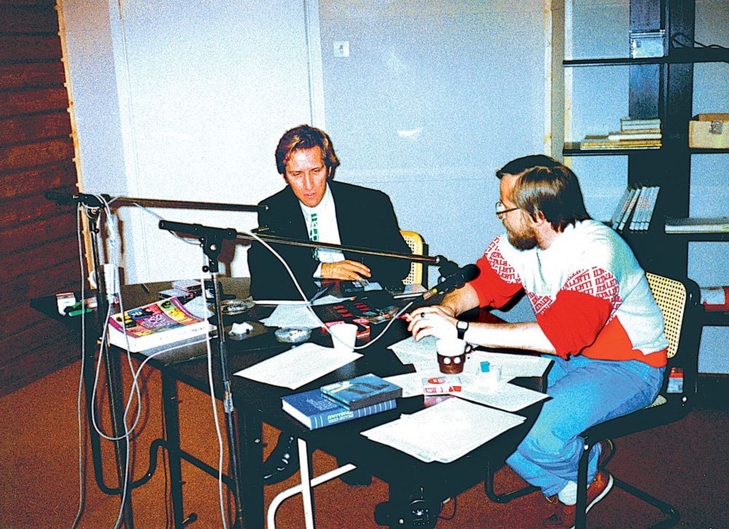 September 1992: Harri Tiido, Kuku peatoimetaja 1997–2000, intervjueerib Ameerika kunstnikku, eesti päritolu Mark Kalev Kostabit.