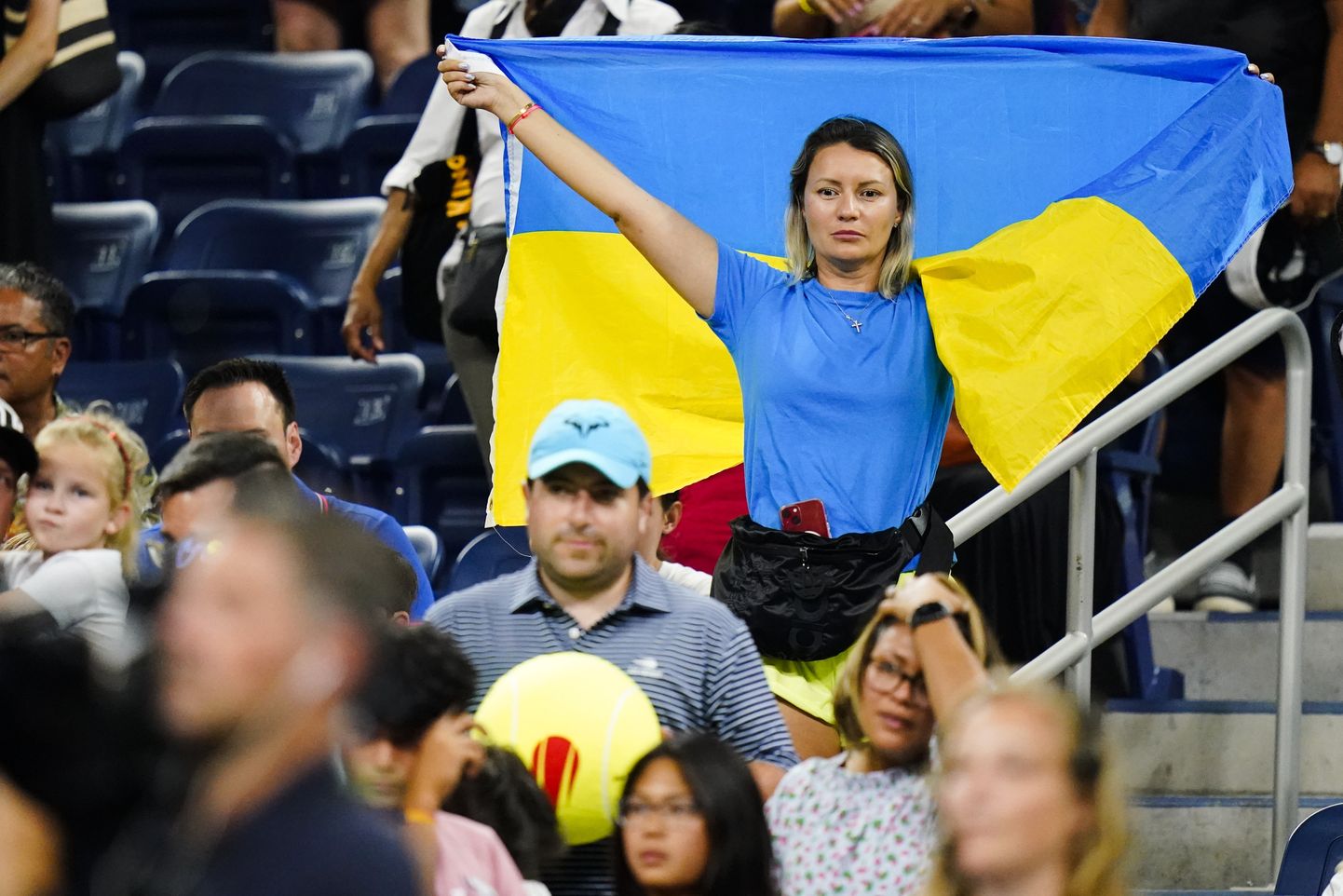 Naine Ukraina lipuga. Foto on illustratiivne.