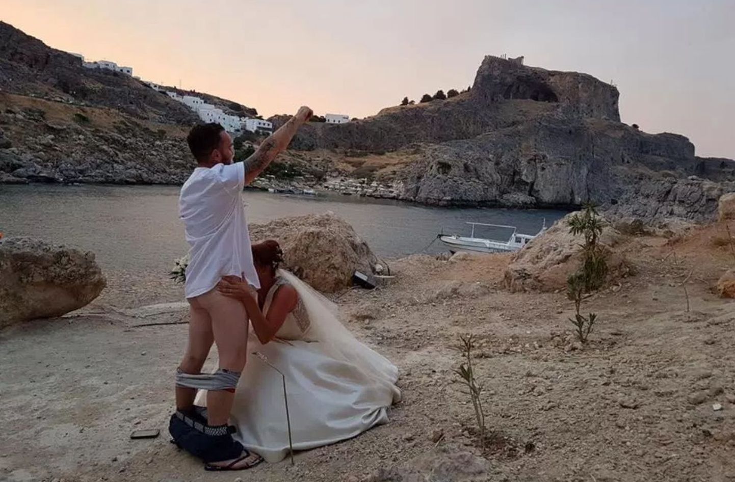 Фото британской пары во время свадебной фотосессии на Родосе