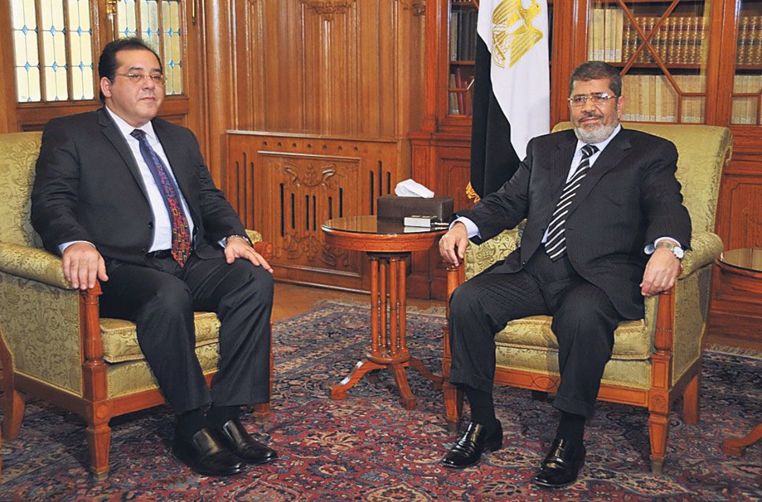 Egiptuse president Mohamed Morsi (paremal) trotsis eile üha tugevnevat survet tagasiastumiseks.