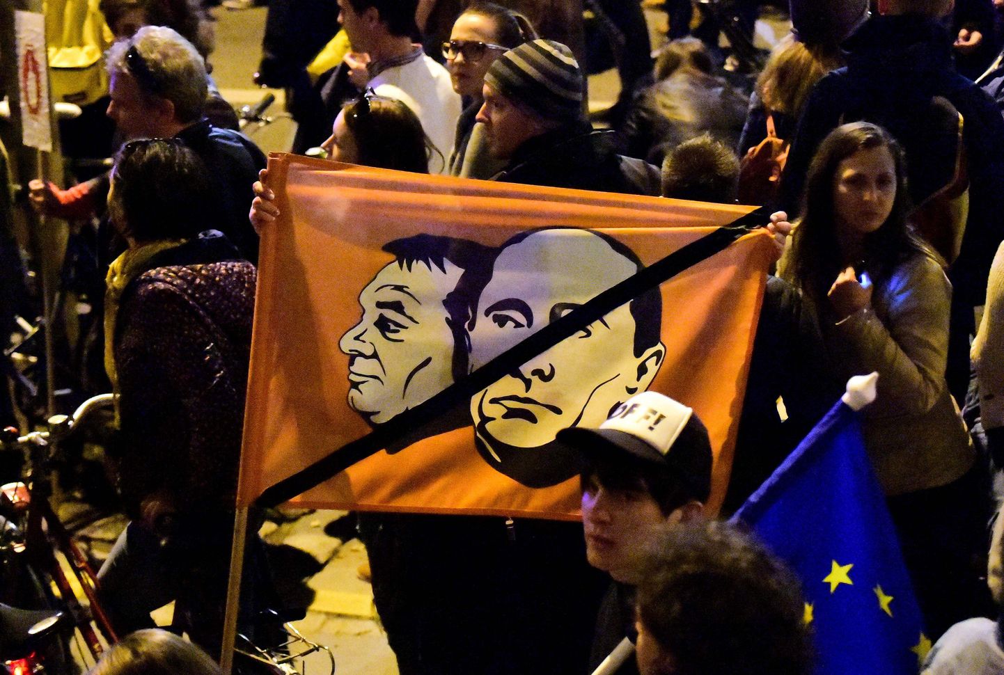 Putin ja Orban ühel plakatil - meeleavaldus Ungaris.