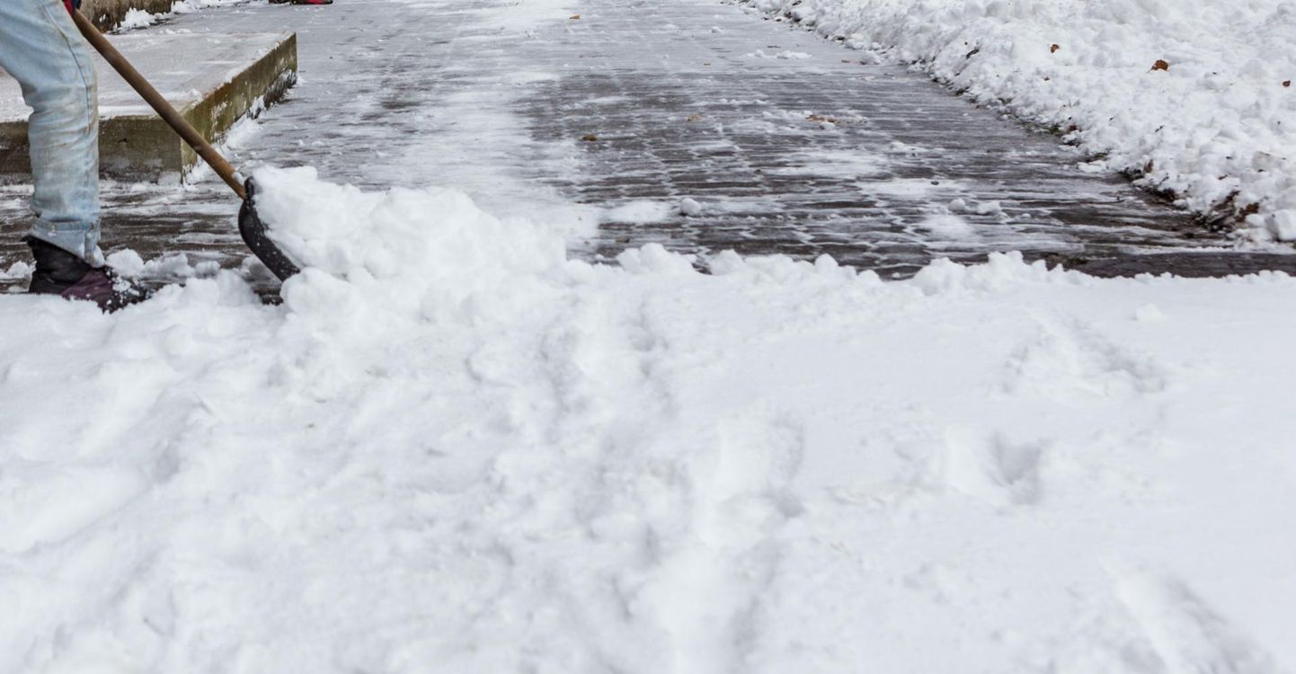 Kinnistu omanik peab tagama, et sellega külgneb kõnnitee oleks lumest puhas. Pilt on illustratiivne.
