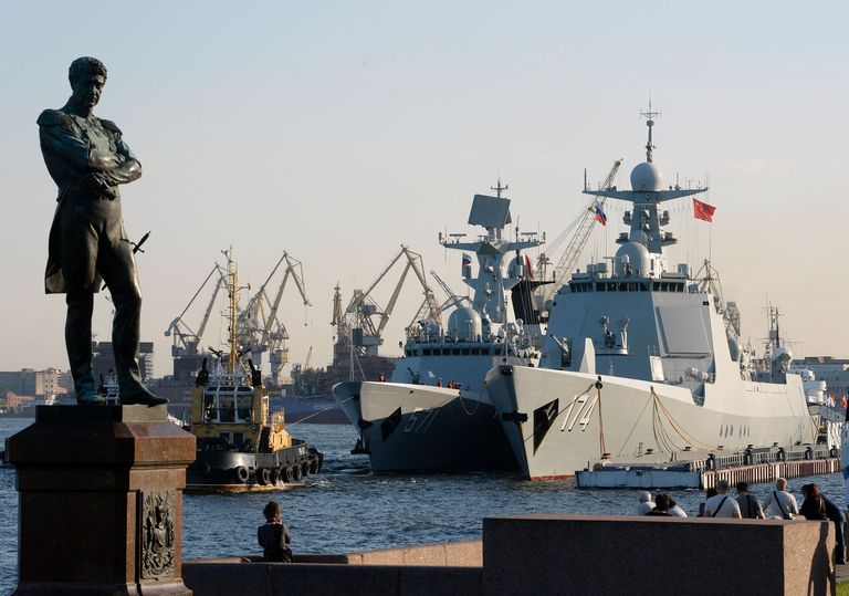 Hiina sõjalaevad Peterburis.