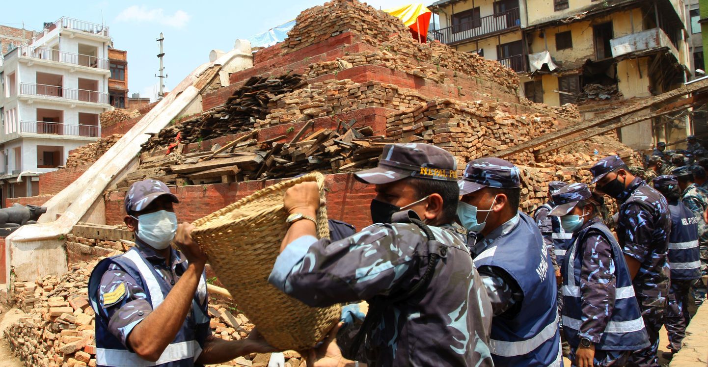 Politsei ja sõjavägi koristavad veel eelmise maavärina purustusi.