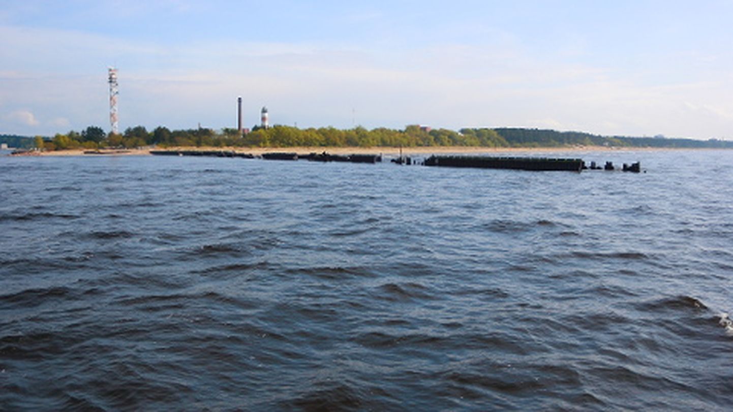 Narva jõe ja Soome lahe veevoogusid eraldava muuli ehitus jäi nõukogude ajal lõpetamata. Nüüd pääseb rannaliiv takistamatult jõesuudmesse, muutes selle peagi laevatamiseks kõlbmatuks. Kindlustamata jäänud muul lagunes lõplikult 2005. aasta jaanuaris tugeva tormi ajal.