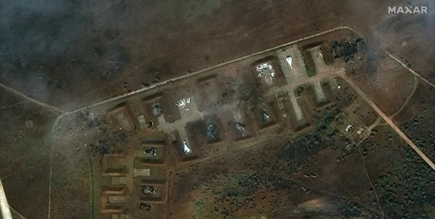 Firma Maxar Technologies satelliidipilt hävitatud Vene sõjaväelennuväljast Krimmi poolsaare Saki õhuväebaasis eelmise aasta 10. augustil.