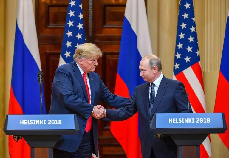 Дональд Трамп уже пытался наладить отношения с Владимиром Путиным во время первого срока. Тогда это вызывало сопротивление даже в его собственной команде. В итоге перезагрузки в отношениях Москвы и Вашингтона тогда не произошло: при Трампе против России вводились санкции, а Украина впервые получила американское летальное оружие.