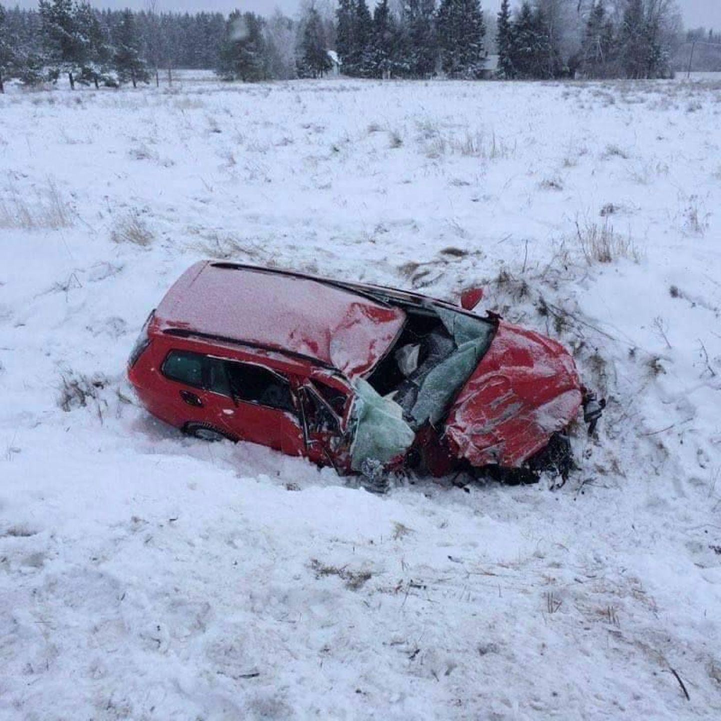 Lumepilves möödasõitu teinud auto põrkas kokku veokiga.