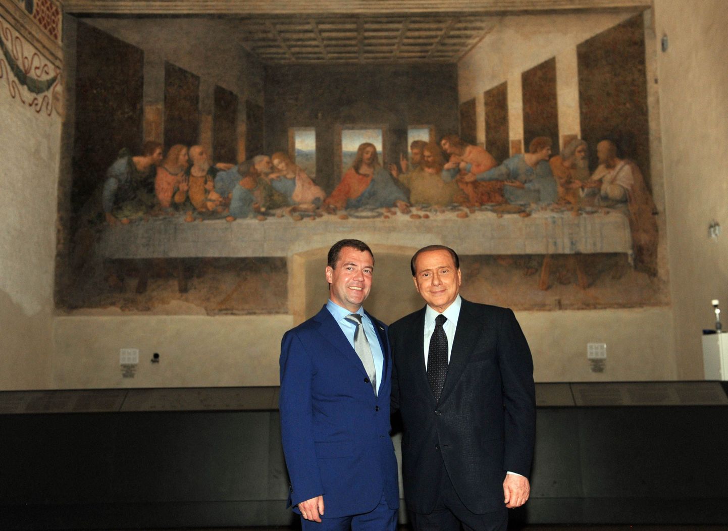 Silvio Berlusconi ja Dmitri Medvedev «Püha õhtusöömaaja» ees poseerimas