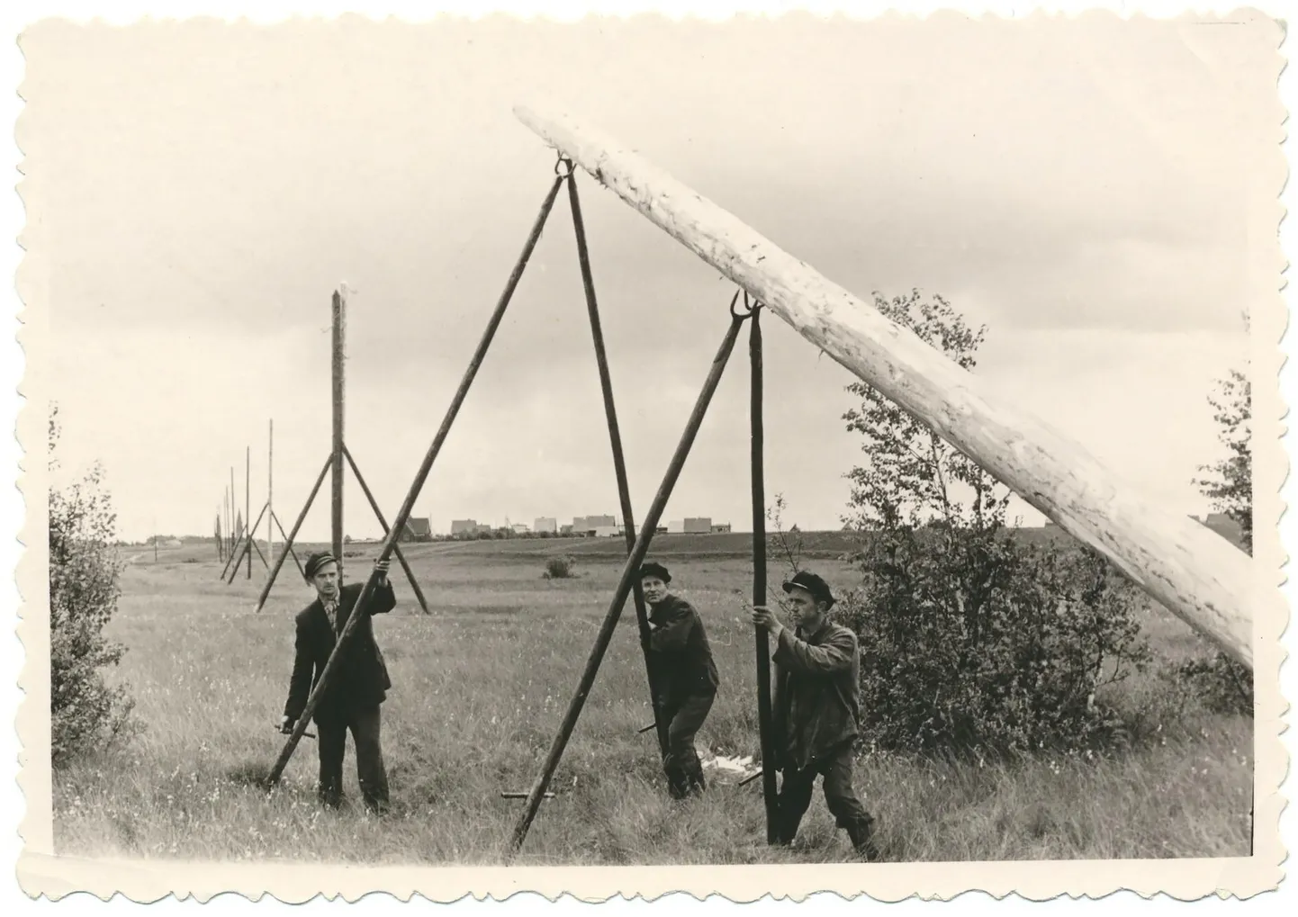 Elektripostide paigaldamine Viljandi lähedal. Linna jõudis elekter esimest korda 7. oktoobril 1901, kui linnanõunik Robert Schmidt oli oma õlletehases ka elektritootmise käima saanud.