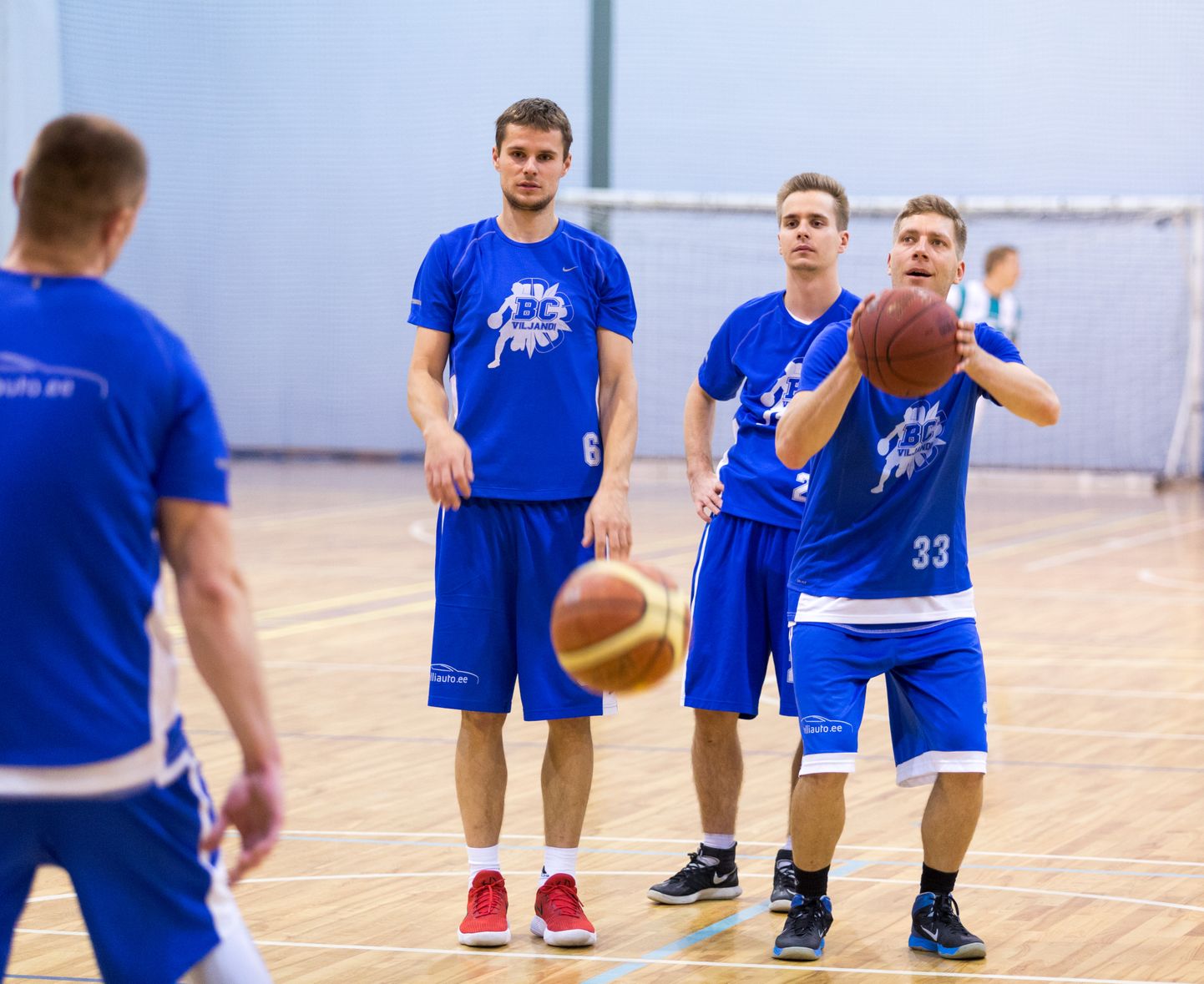 Korvpallimeeskond BC Viljandi / telliauto.ee alustas reedel kodulinnas teise liiga veerandfinaalseeriat.