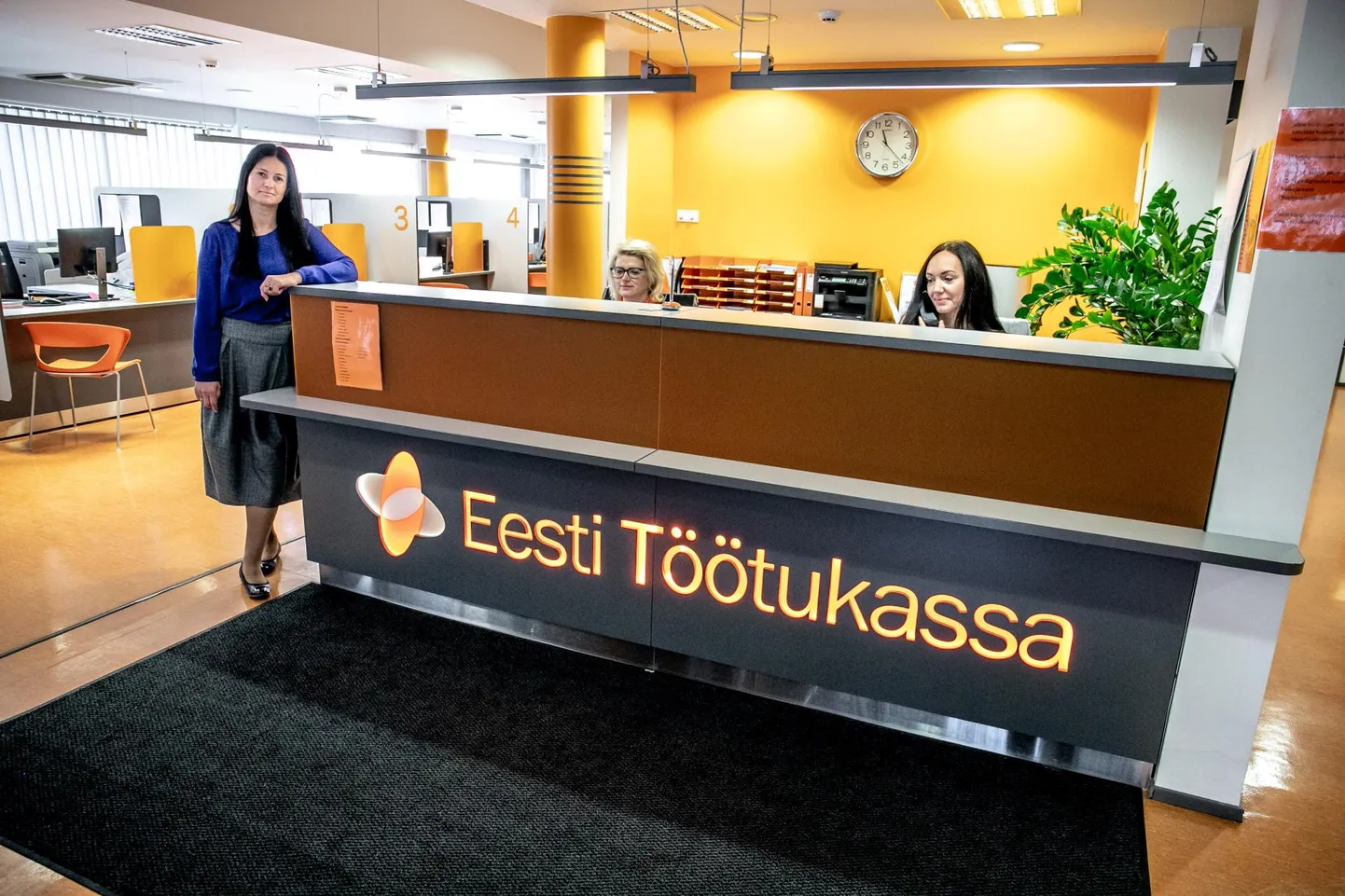 Töötukassa Pärnumaa osakonna juhataja (vasakult esimene) sõnutsi mõjutavad piirangud tööturgu, sest ettevõtetel on vähem kliente ja võib tekkida olukord, et asutustel nii palju töökäsi enam vaja pole.