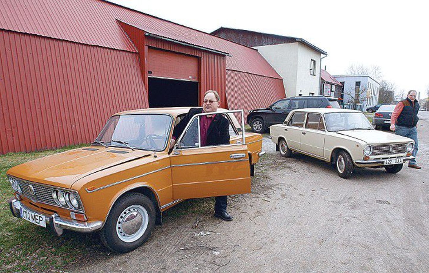 Коллекционирующий автомобили предприниматель Нейнар Сели утверждает, что бесчисленное количество раз своими руками ремонтировал «Жигули». На фото: ВАЗ 2103 (слева) и ВАЗ-21011.