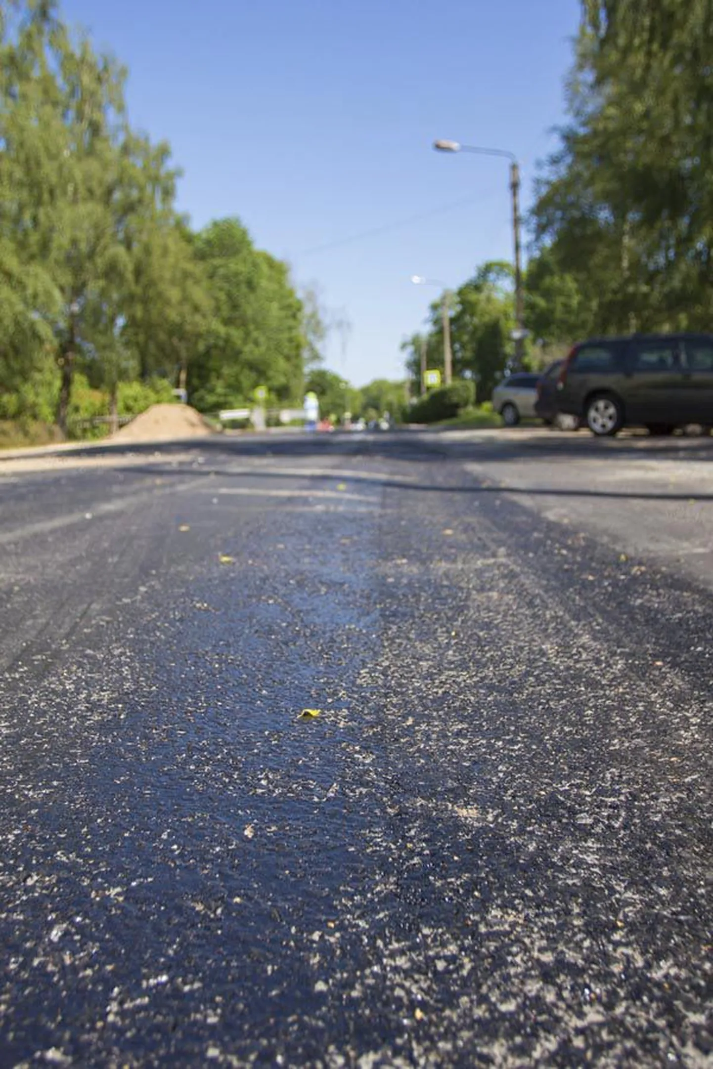 Eile hommikul võis Riia maantee ühel sõidurajal näha bituumenit, mida autod endaga kaasa tõmbasid.
