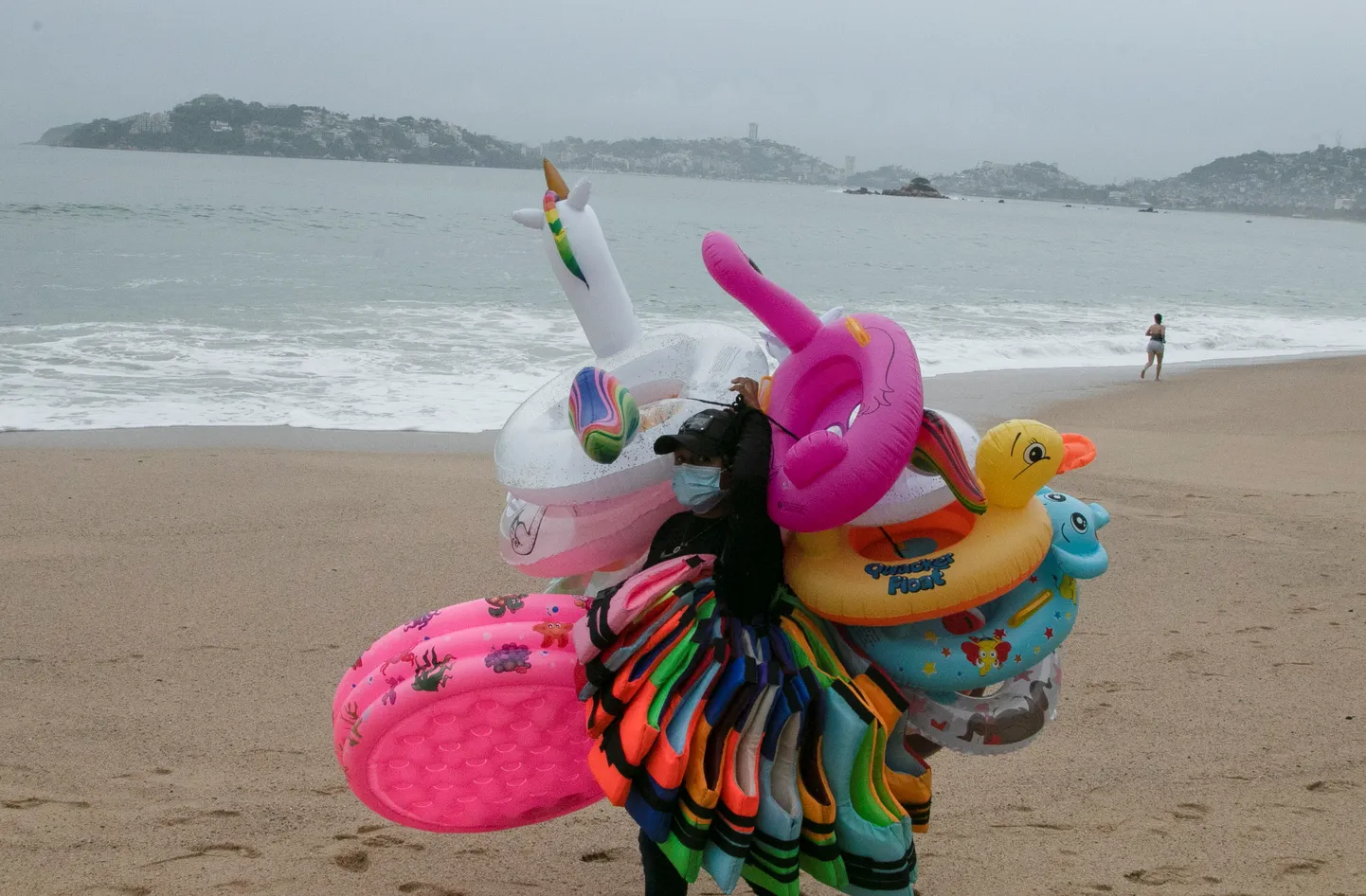 Acapulco rannas orkaani Enrique moodustumise ajal.