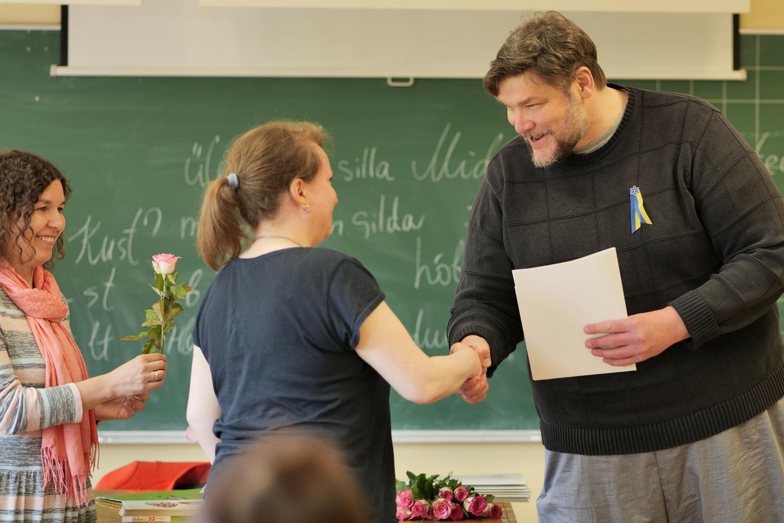 Abilinnapea Kristjan Mändmaa jagas esimestele eesti keele algkursuse läbinud ukrainlastele kätte tunnistused.