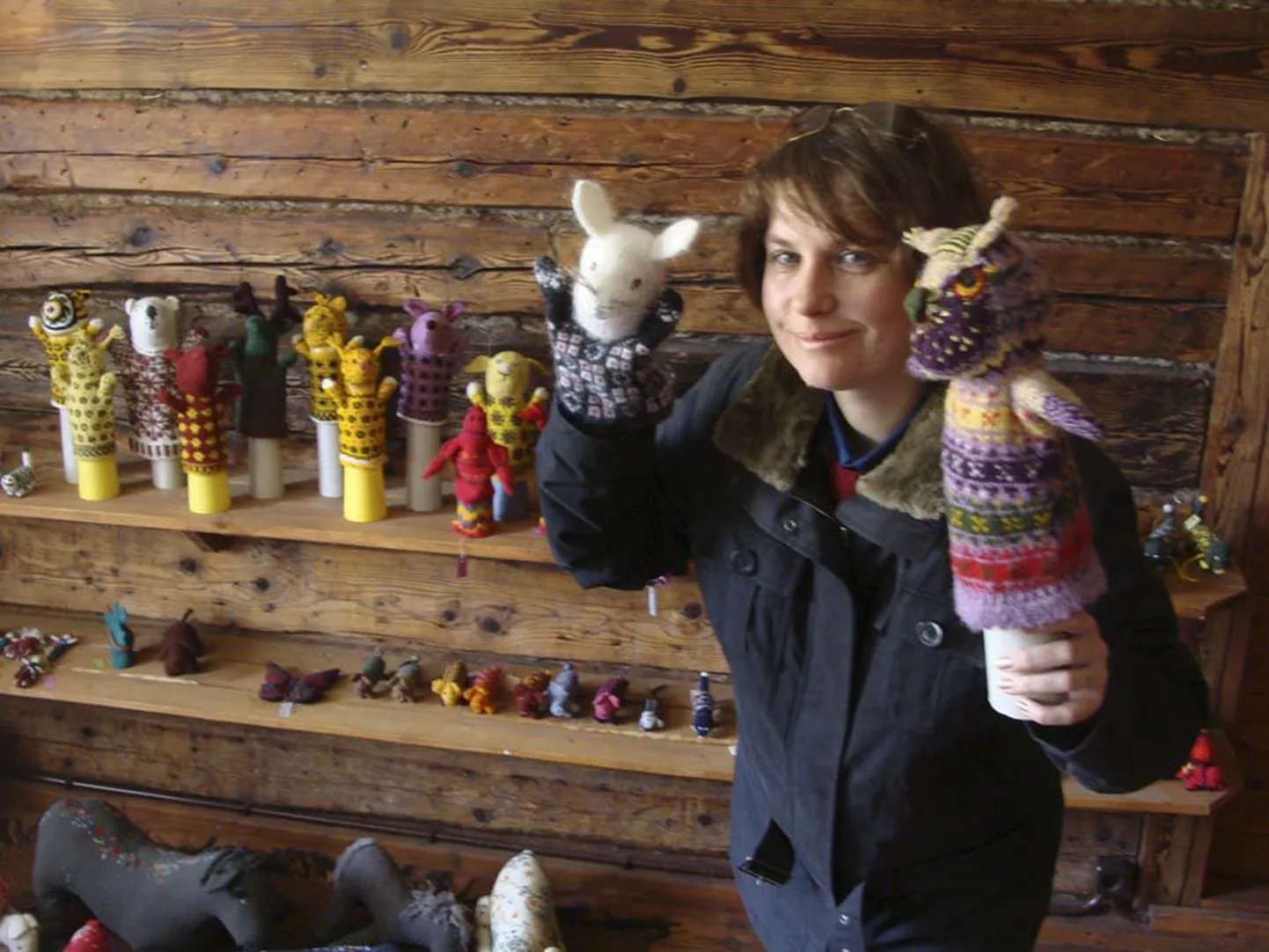 Nina Stešinale pakkusid suurt huvi kootud ja tikitud mänguasjad.