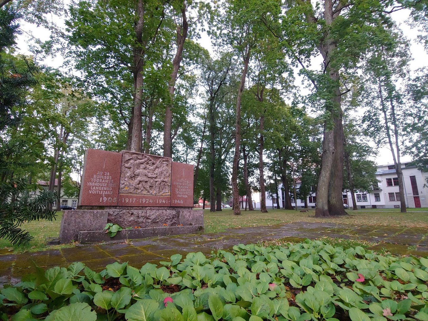 Pärnu linn soovis vabaneda Vanapargis olevast mälestusmärgist.