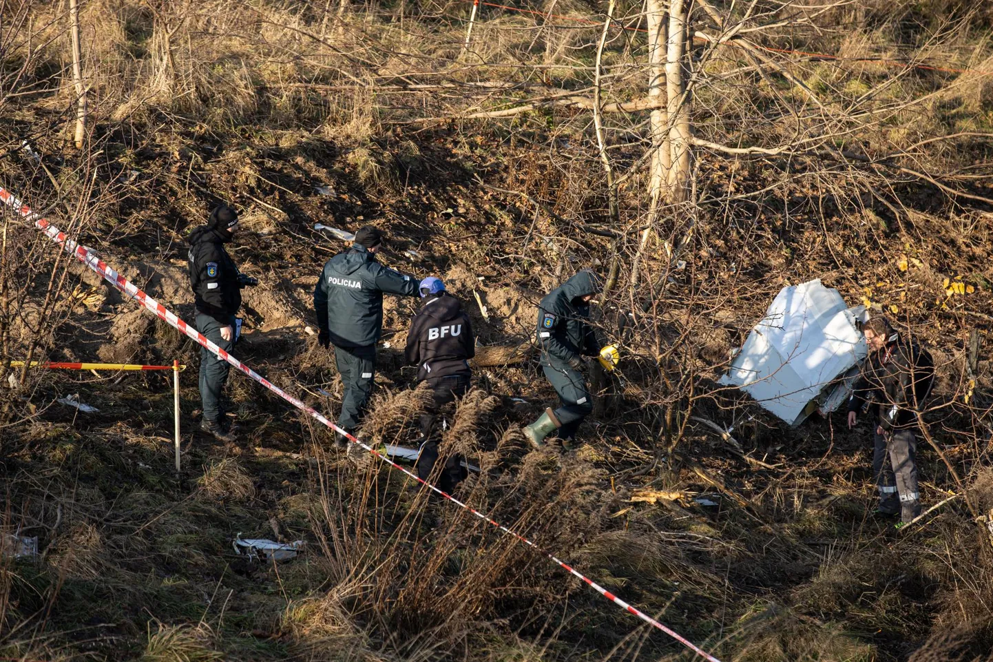 Lennuõnnetuse sündmuspaigas käib uurijate töö vahetpidamata päeval ja ööl. Pimeduse saabudes lülitatakse tööle generaatorid, mis annavad valgust võimsatele prožektoritele.