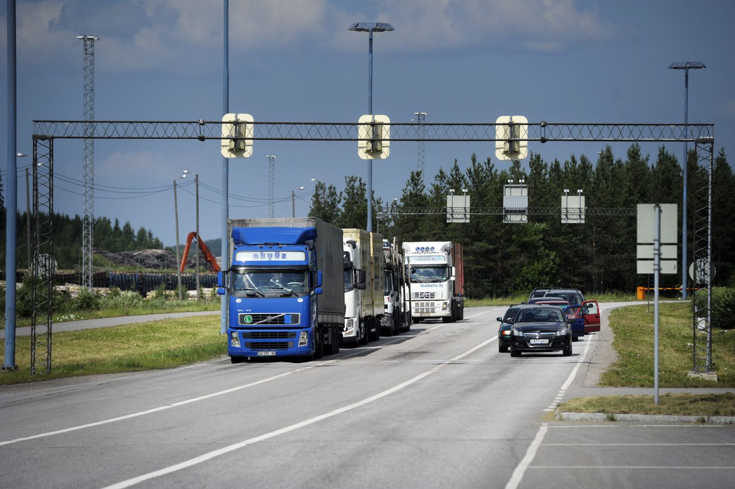 Kaubaveokid ja sõiduautod Soome-Vene piiril Imatras.
