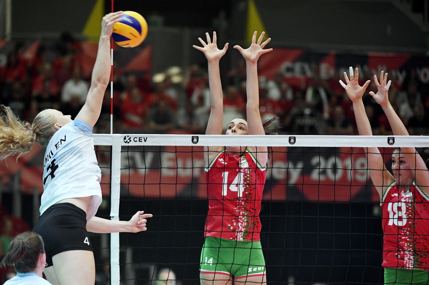 Euroopa meistrivõistluste debüüt algas Eesti naiskonnale reedel kohtumisega Ungari vastu, milles tuli tunnistada 0:3 kaotust.