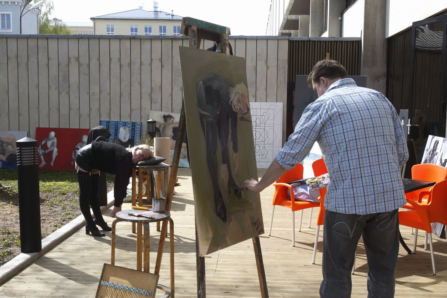 Tartu ülikooli maalikunsti osakonna 22-aastasest järjepidevast tegevusest on olnud võimalus osa saada kõikidel kunstihuvilistel, sest praktilise tegevuse tulemus on jõudnud rohketele näitustele linna kunstigaleriides. Mõnikord, nagu näitab ka kirjandusfestivali Prima Vista aegu aastal 2010 tehtud foto (pildil toonane magistrant Margus Lokk), on tudengid ja modellid tulnud maalima linlaste lõbuks vabas õhus.