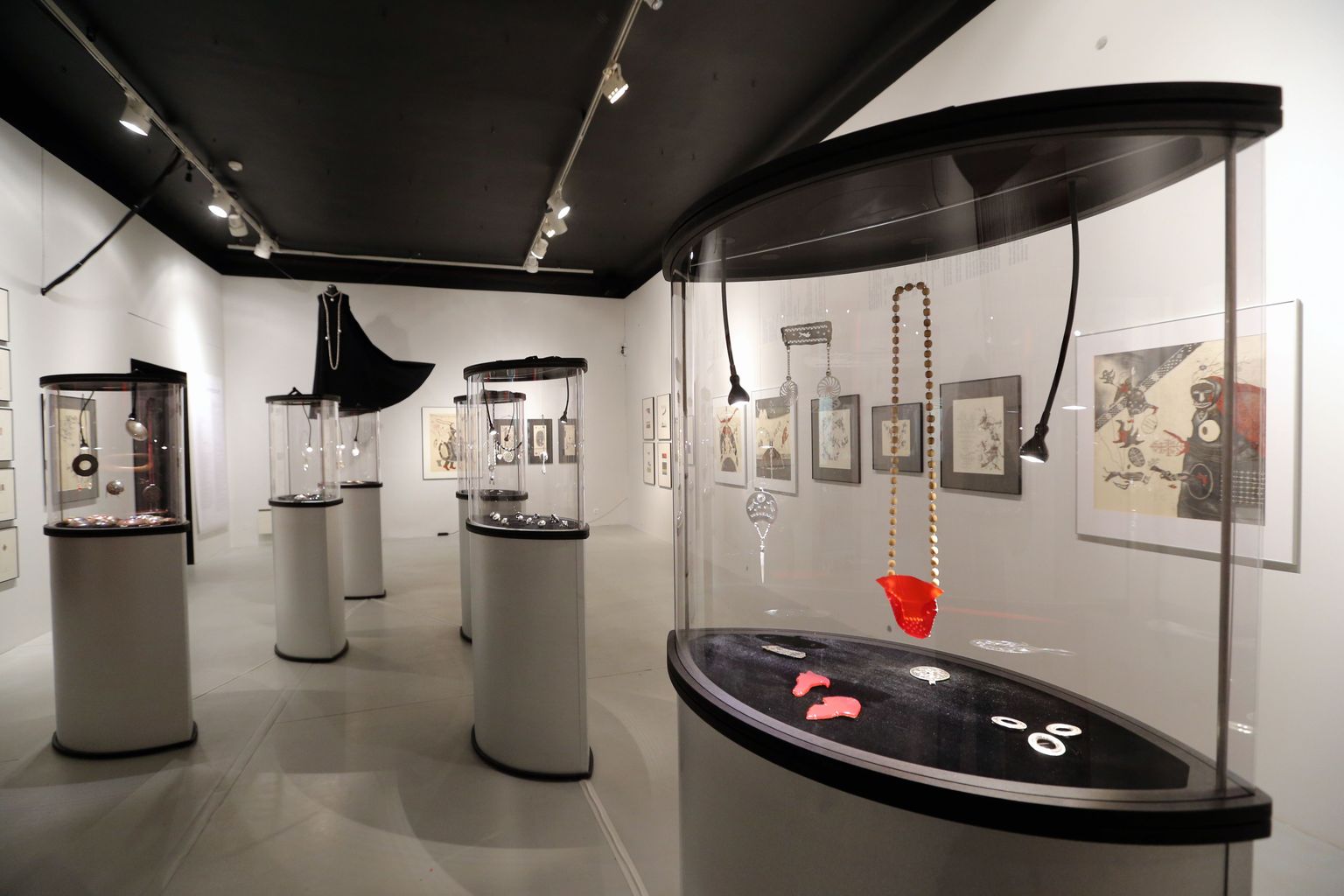 Näituse «Traditsioon? Inspiratsioon! Inspiratsiooniallikad ja mälumaastikud» põhiosa koosneb Kärt Summataveti ehteloomingust ja tema joonistustest.