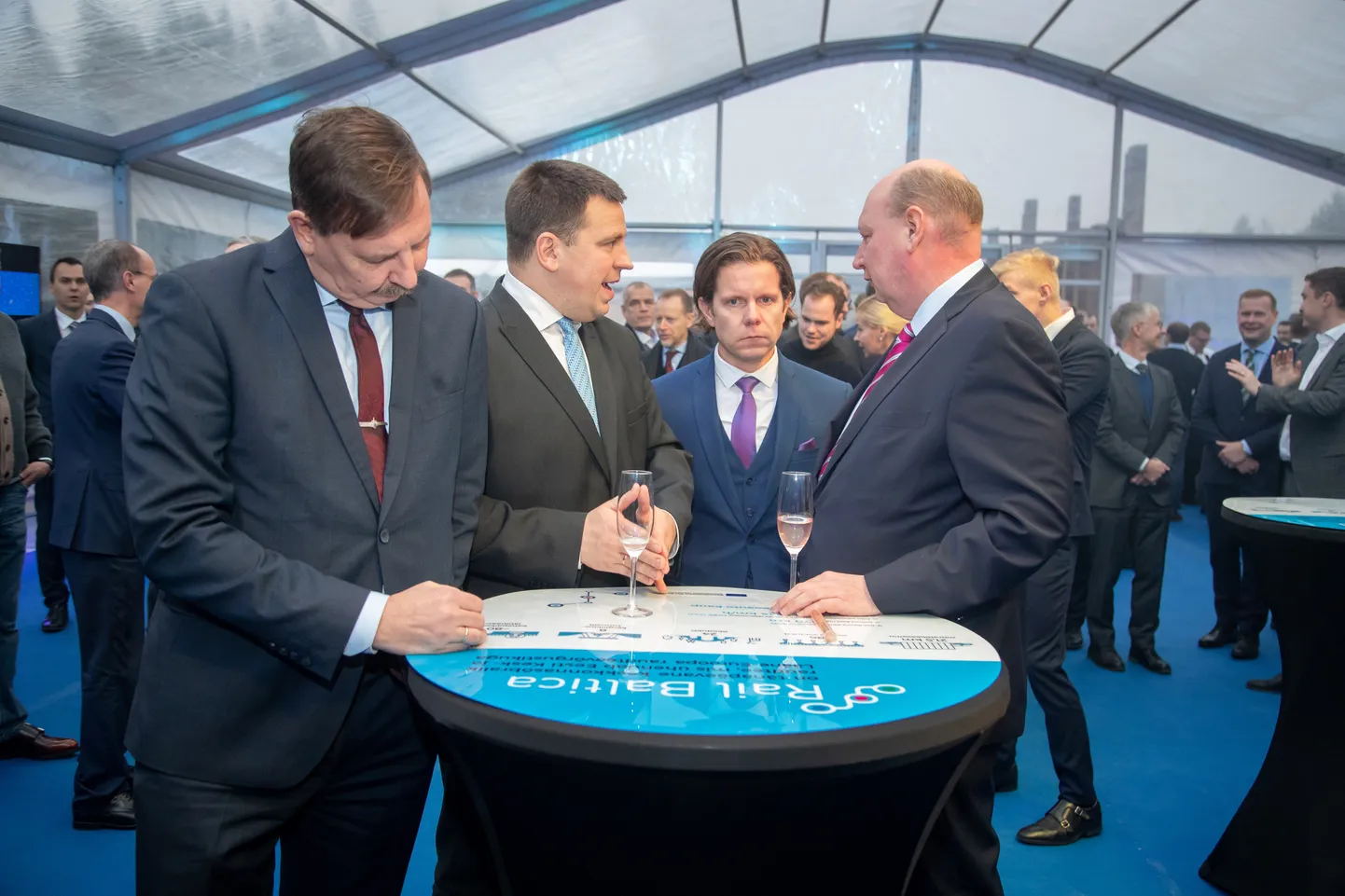 Tallinn, 28.11.2019
Rail Balticu esimese viadukti nurgakivi asetamine. 
Pildil Taavi Aas, Jüri Ratas, Ahti Kuningas, Henrik Hololei.

FOTO: MIHKEL MARIPUU/POSTIMEES