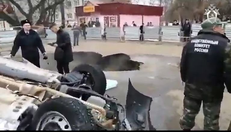 Venemaal Penzas hukkus kaks meest, kes kukkusid autoga kuuma vett täis auku. Pildil meeste auto.